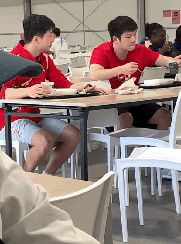 龙队大头和小胖一起吃饭,两个左撇子坐一桌