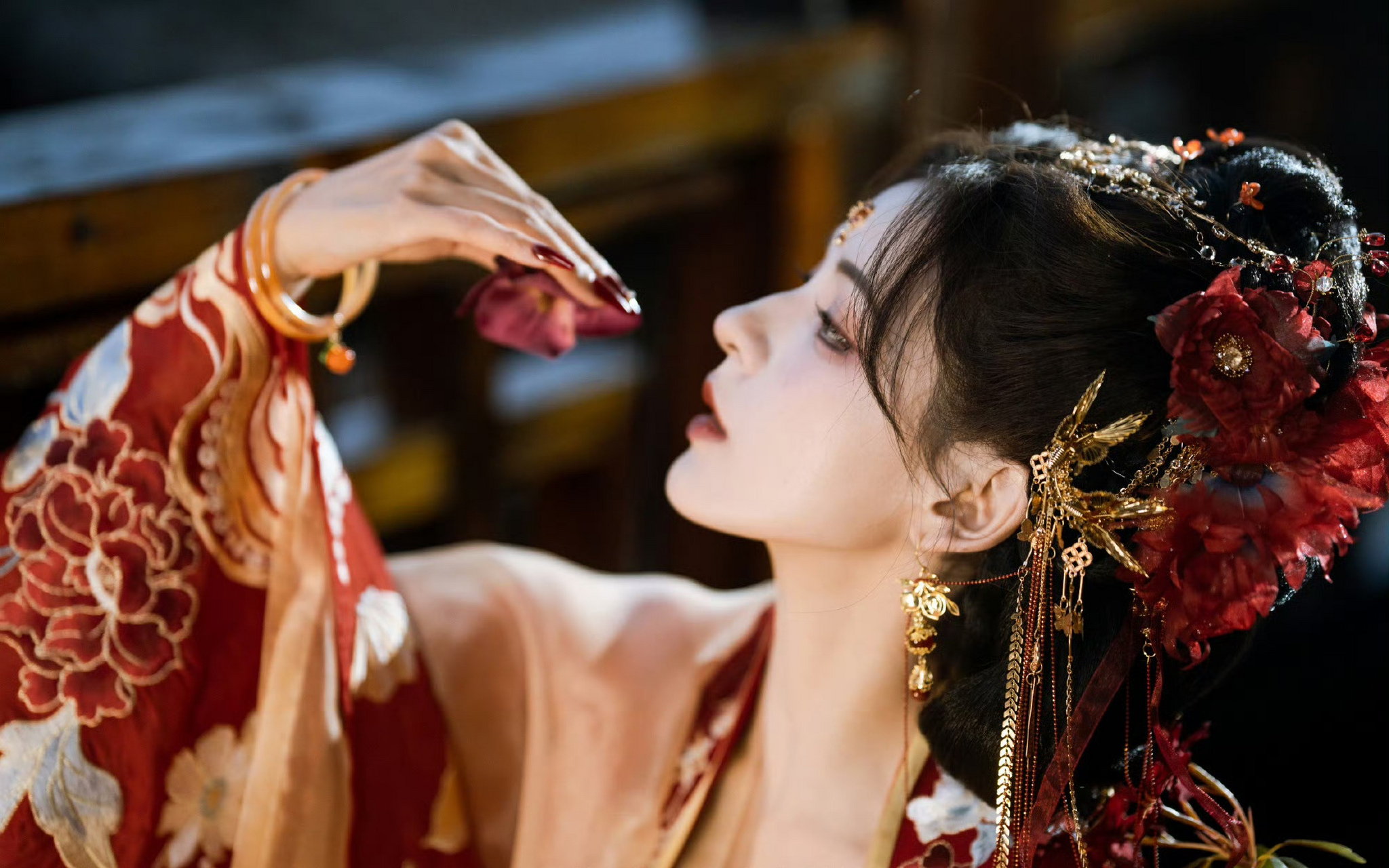 张予曦,红色古装裙,高贵端庄!