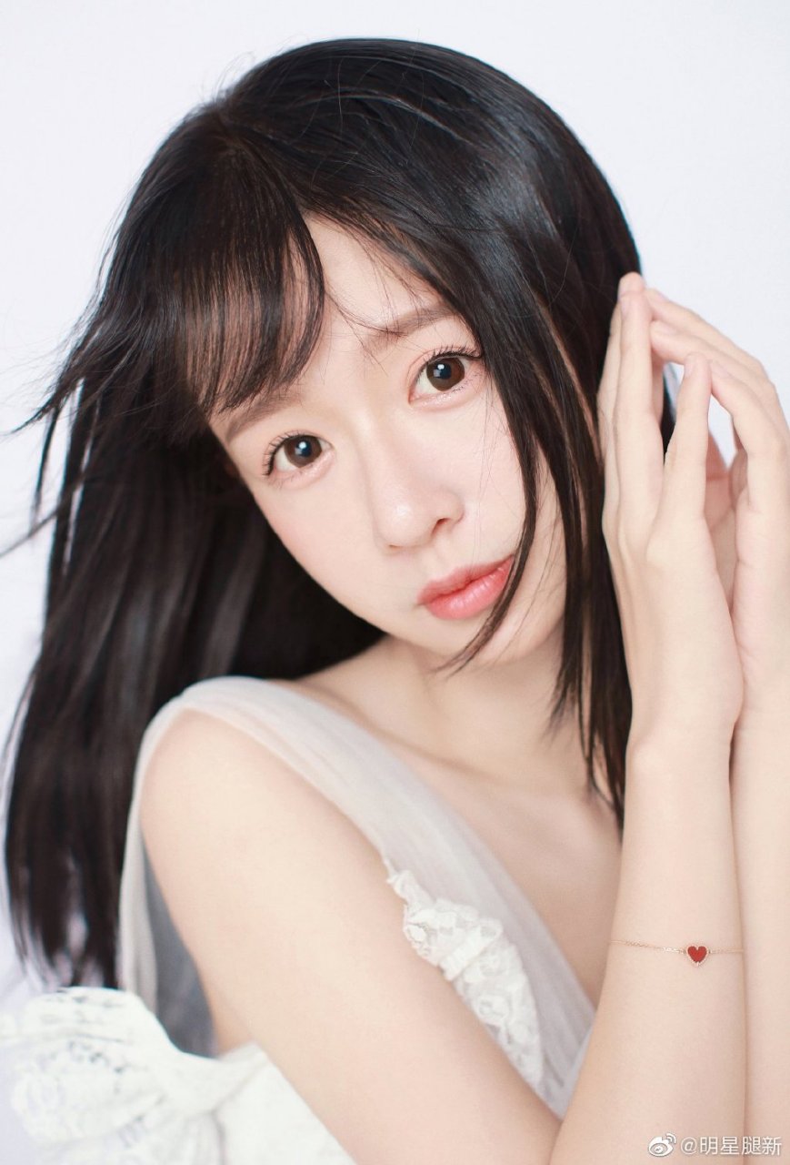 甜美可爱的少女刘木子光小脚丫子拍写真