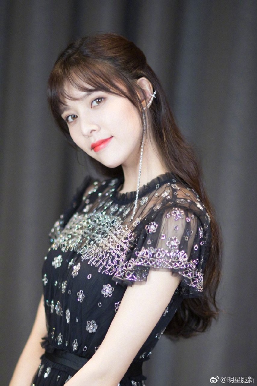 气质美女明星宋妍霏高跟鞋