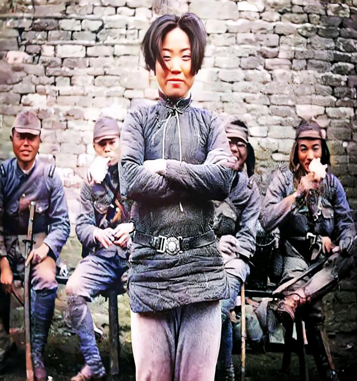 这是一张让人动容的照片,展现了24岁的成本华,在面