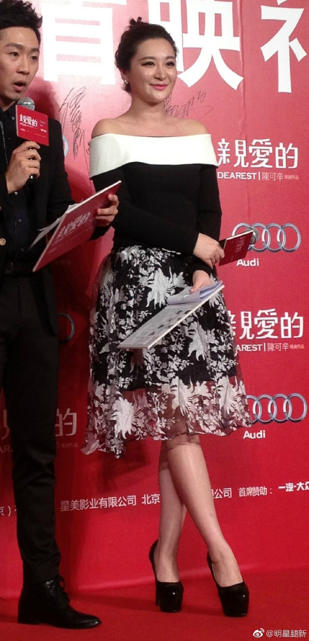 气质型主播方龄脚踩经典黑色高跟鞋