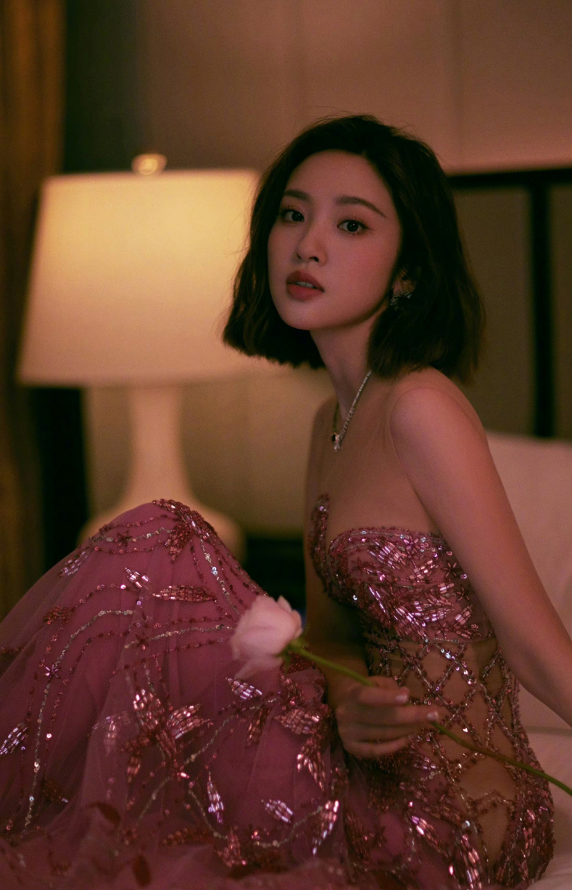 唐艺昕,粉色亮片抹胸裙,粉唇粉裙,美美美!