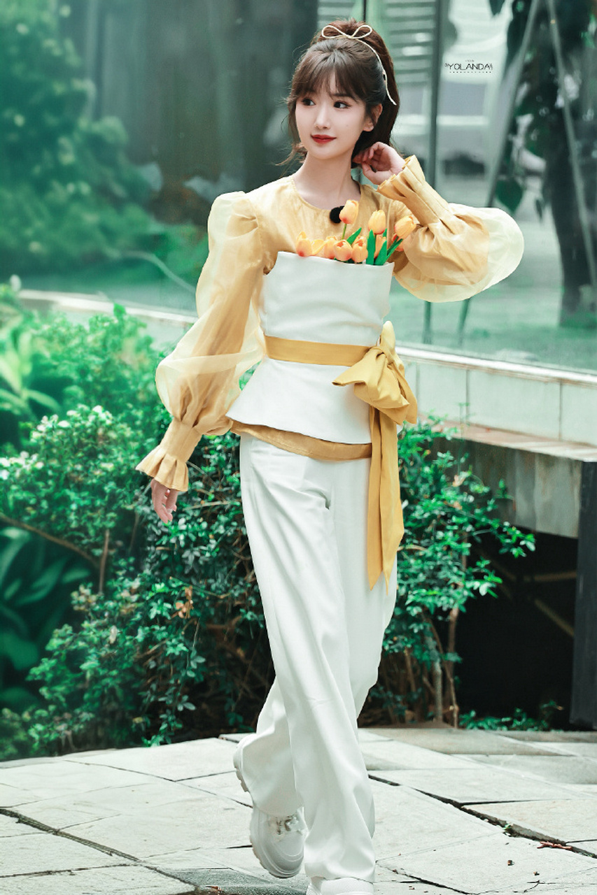 毛晓彤综艺新造型亮相