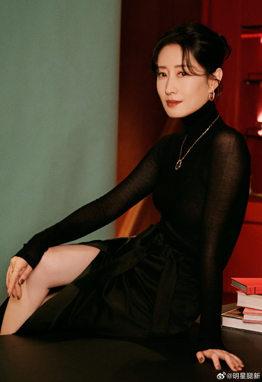 成熟韵味女演员刘敏涛穿超薄上衣大方秀文