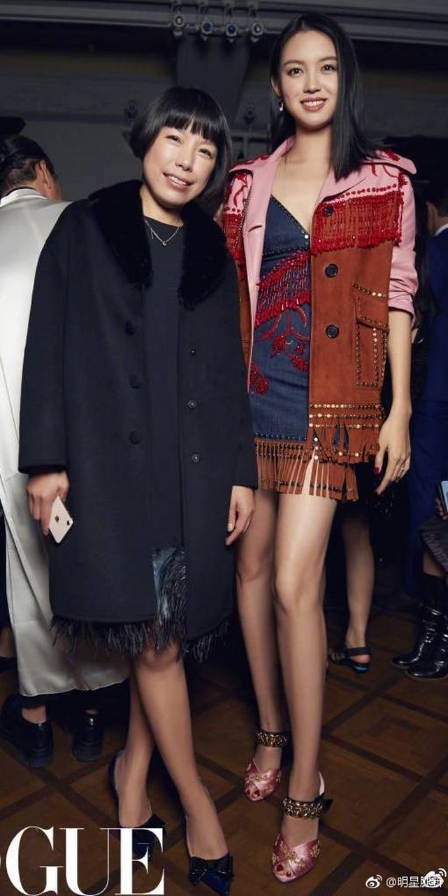 石家庄美女明星张梓琳好身材细长腿