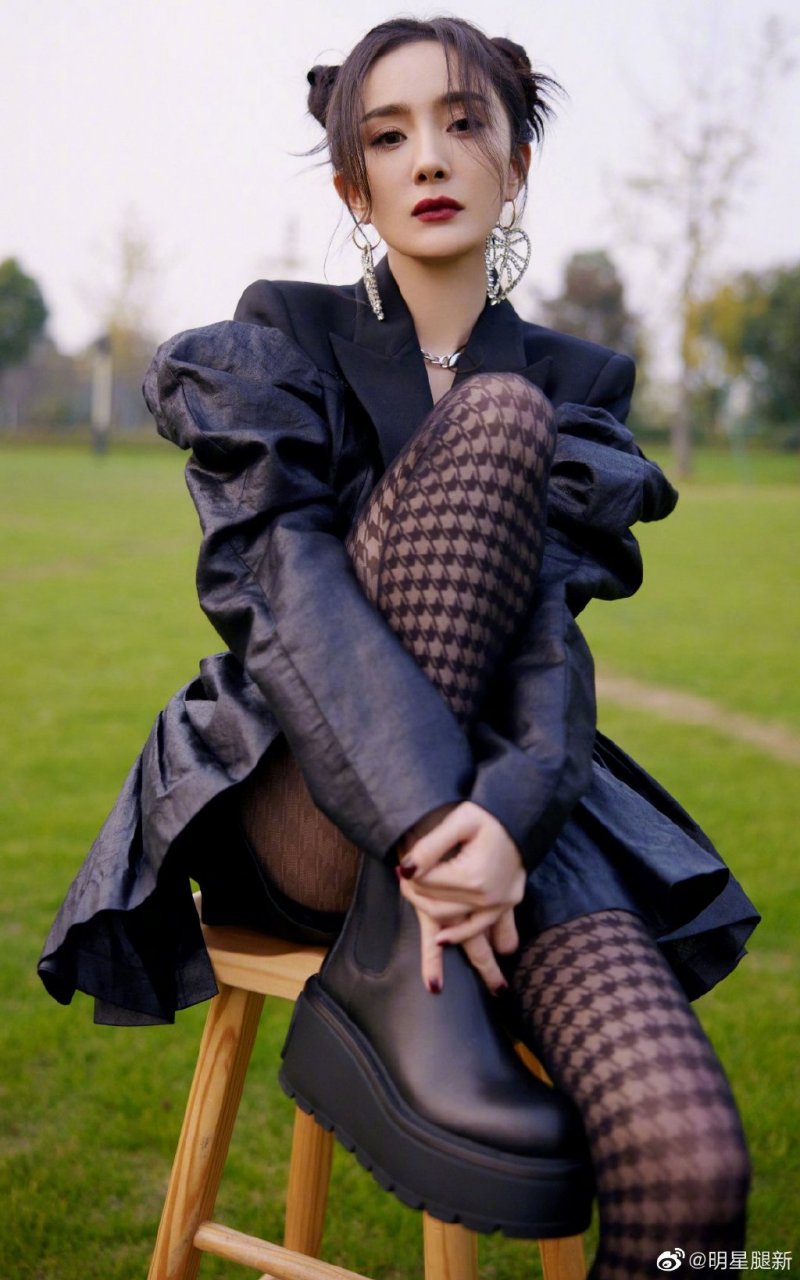 杨幂上《王牌对王牌》美腿上穿了黑色网格丝袜