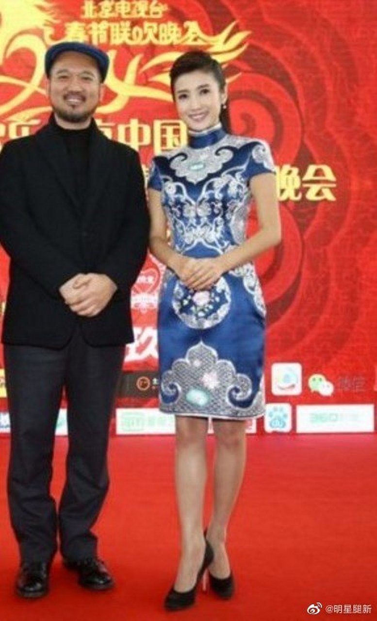 春妮身穿旗袍配肉丝高跟霸气亮相