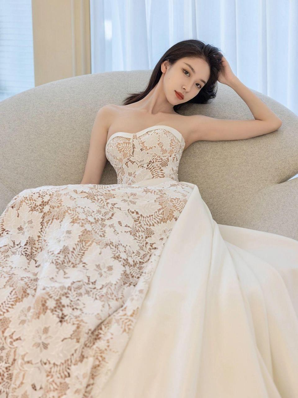 白色蕾丝抹胸礼服裙也太美了吧