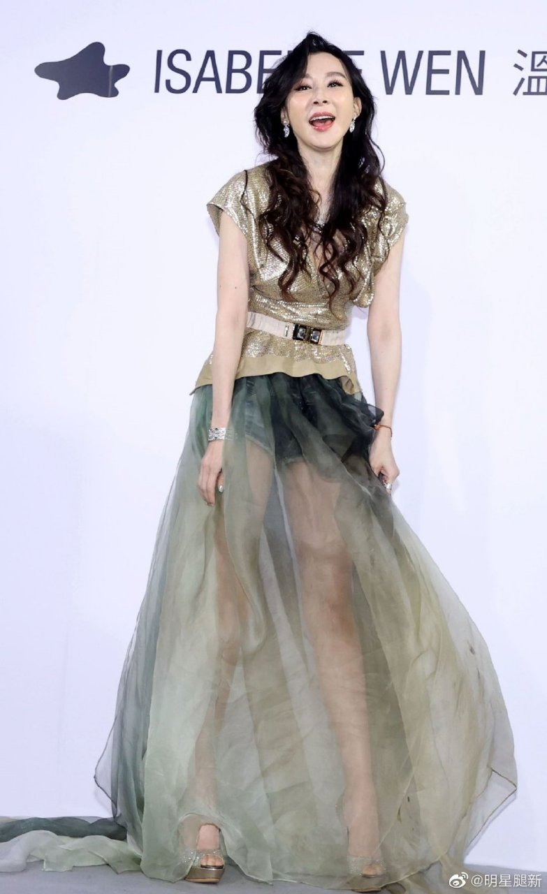 萧蔷内穿牛仔热裤外穿超薄纱裙美腿