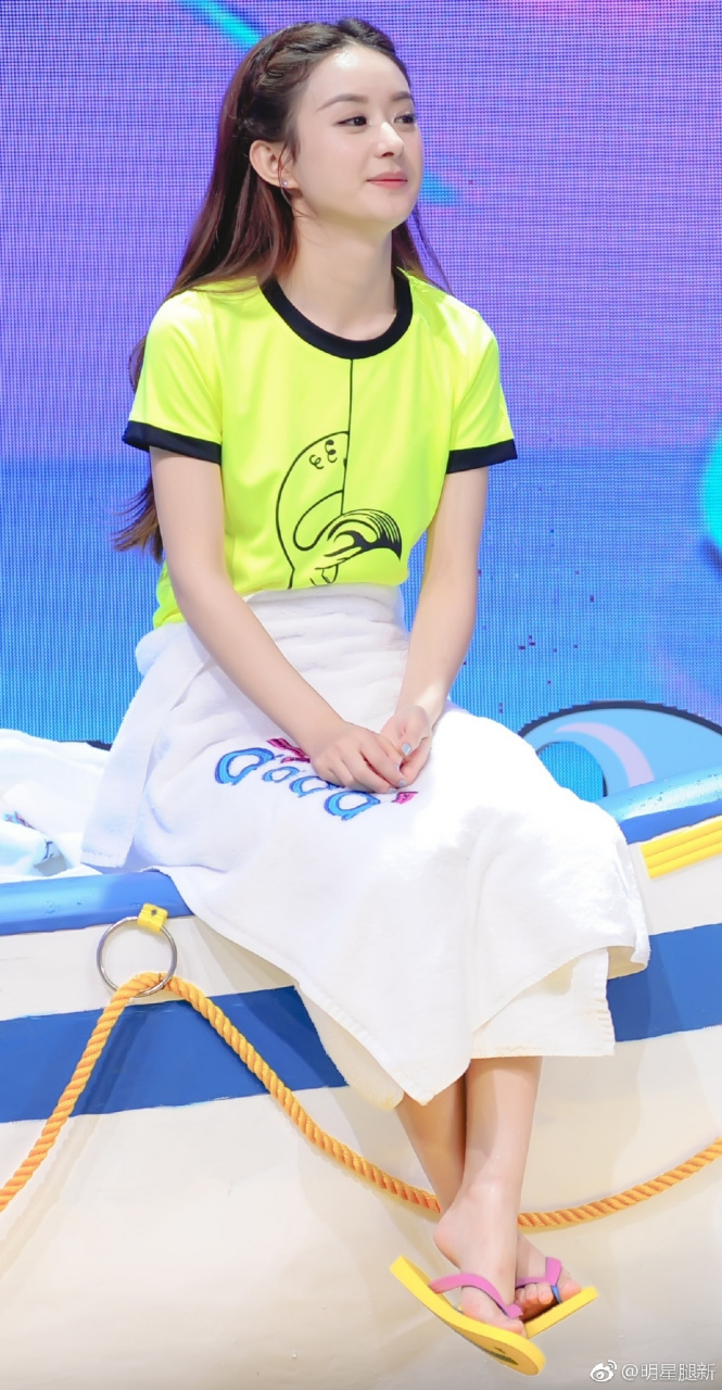 赵丽颖小嫩脚丫穿凉拖