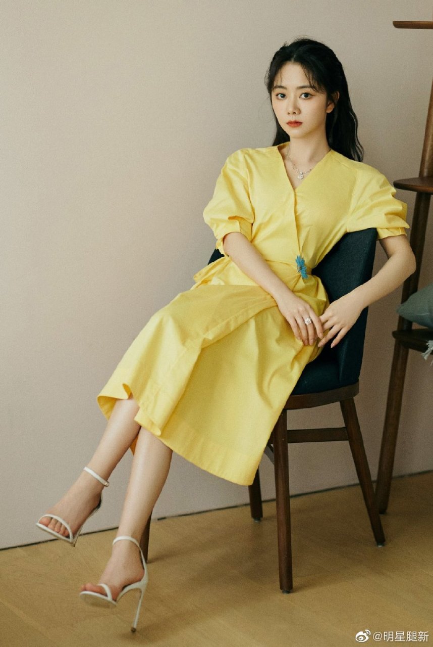 谭松韵脚穿凉高跟翘二郎腿气质灵