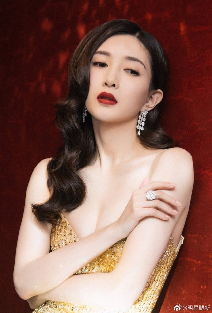 江疏影一袭鎏金亮片低胸礼服爱秀美沟