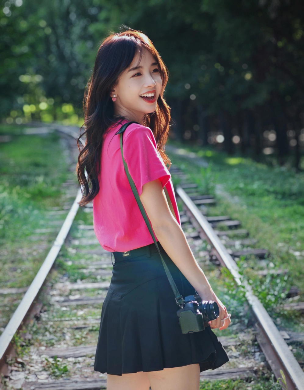 王冰冰,红色短袖上衣搭配黑色短裙,清新迷人!