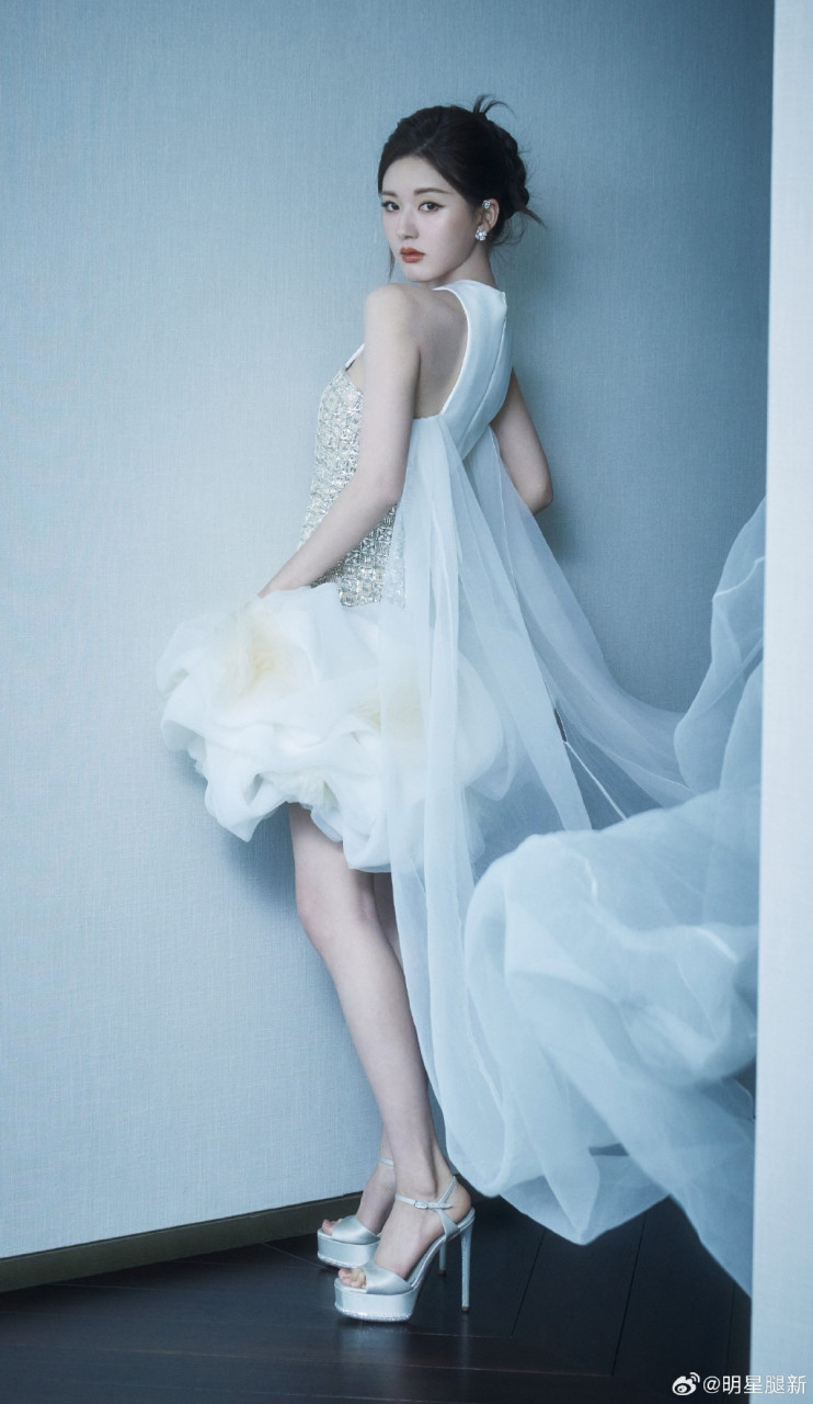 赵露思纤细玉腿踩细跟恨天高气质冷