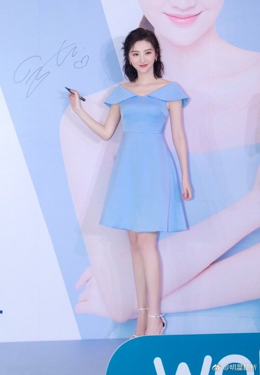 景甜身着水湖蓝色短裙