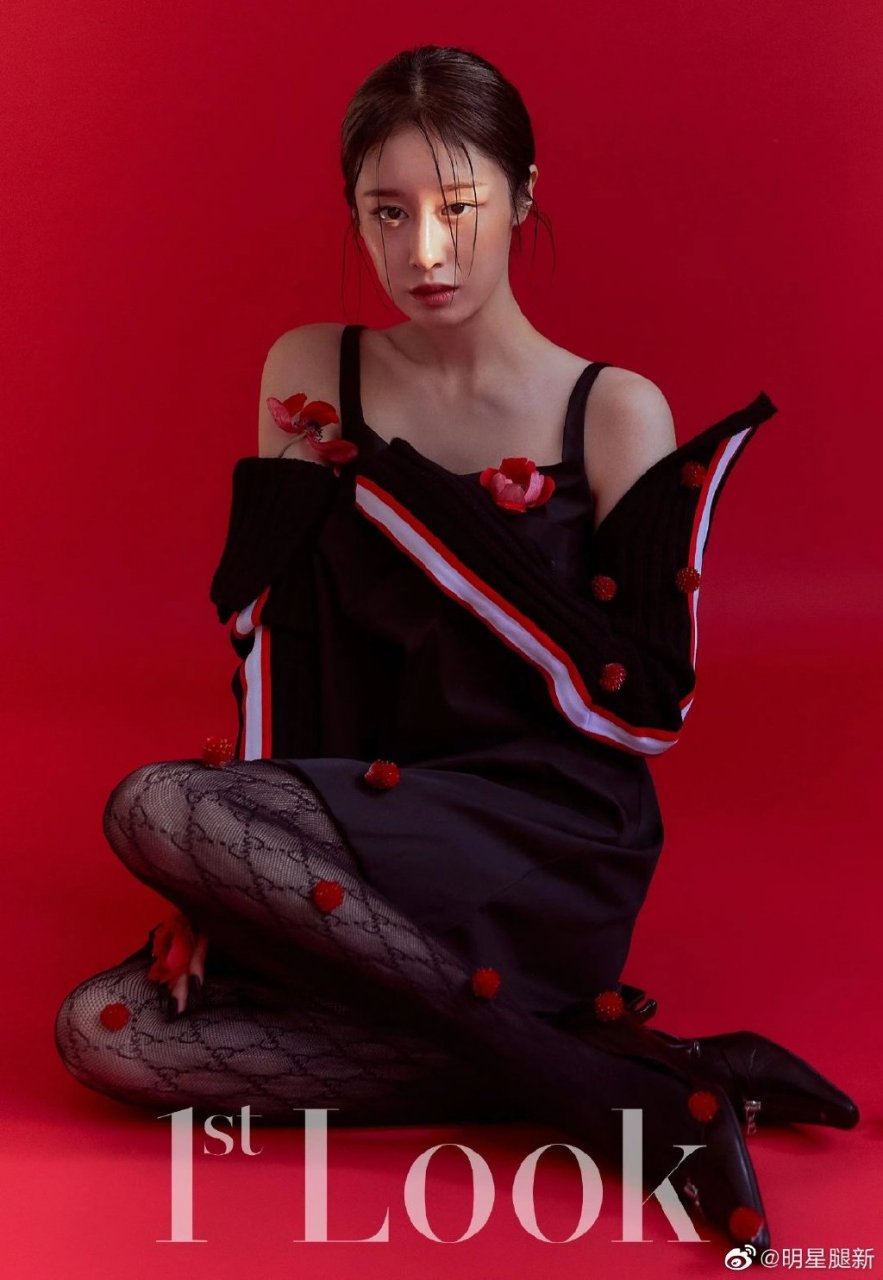 朴智妍1stlook腿穿黑丝渔网袜盘腿坐姿写真大片