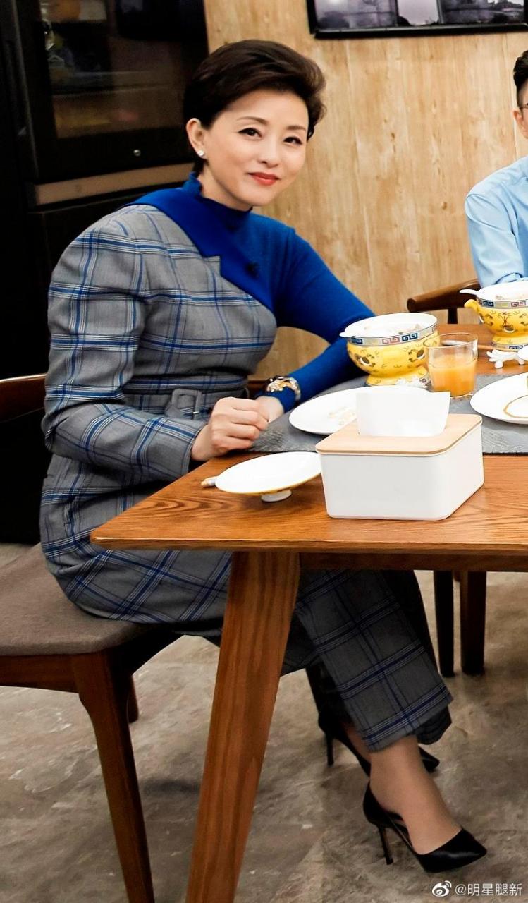 节目主持人杨澜桌下的高跟肉丝