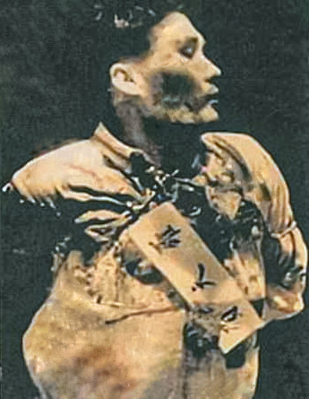 1950年6月,台湾,罗天贺烈士英勇就义前的照片,镜头中的烈士被五花大绑