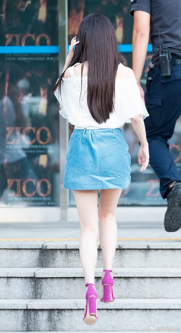 李知恩穿超短裙踩紫色粗跟凉鞋美腿白皙
