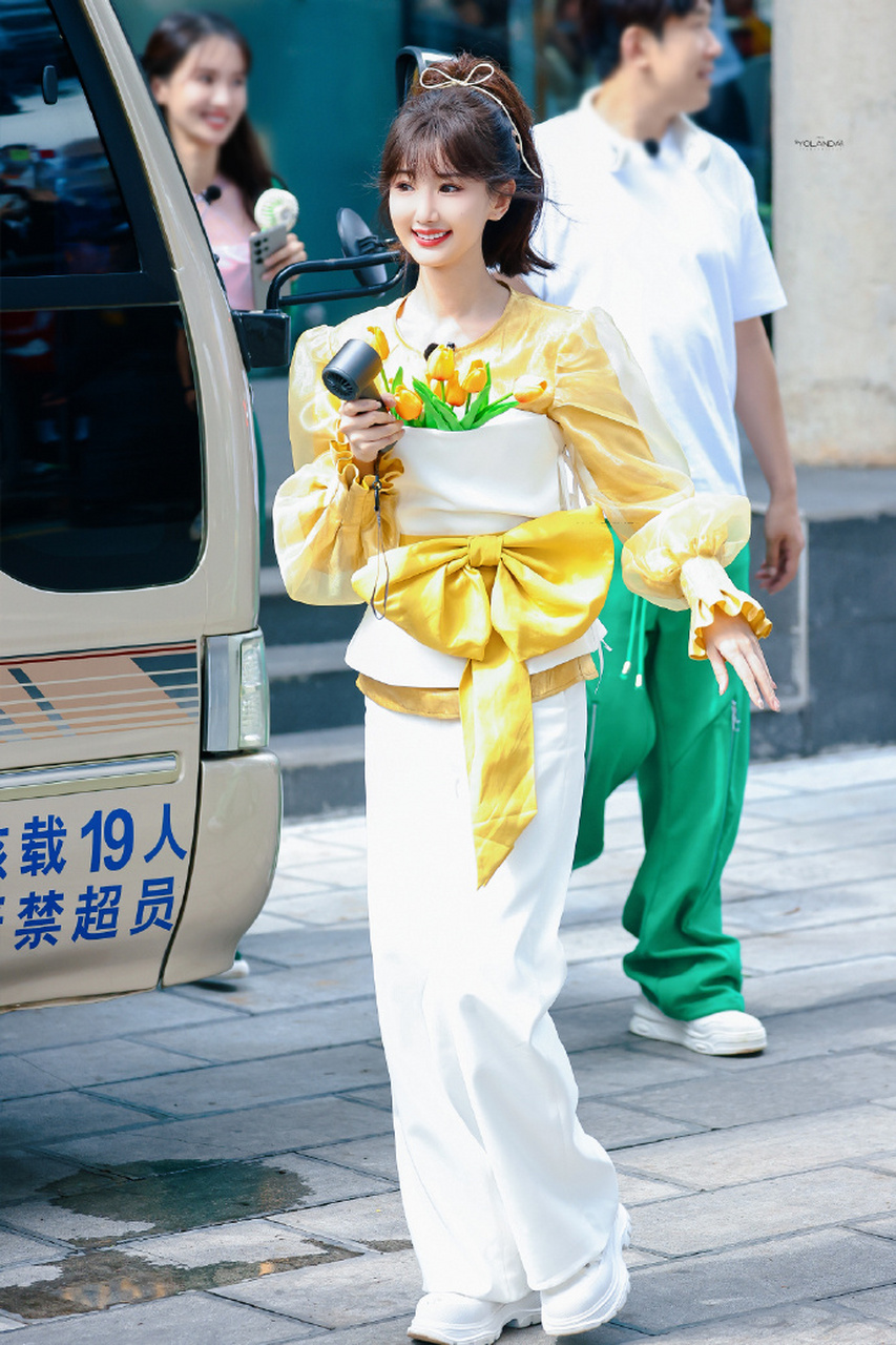 毛晓彤综艺新造型亮相