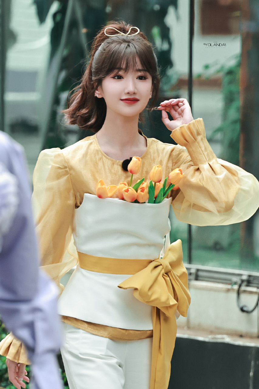 毛晓彤综艺新造型亮相