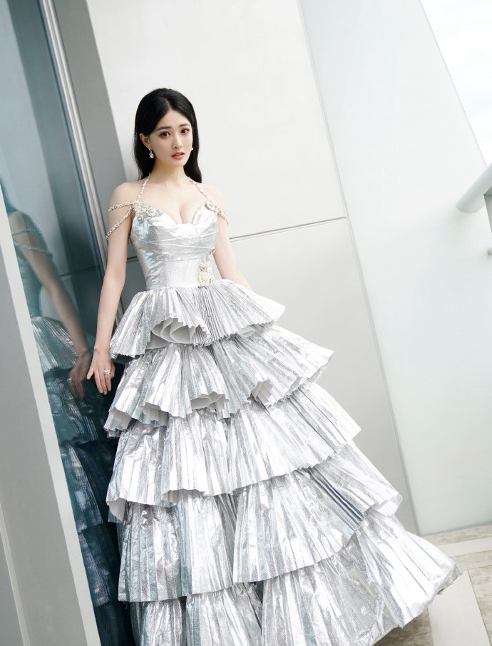 徐璐:银色长裙展现绝美身材,颜值越发迷人