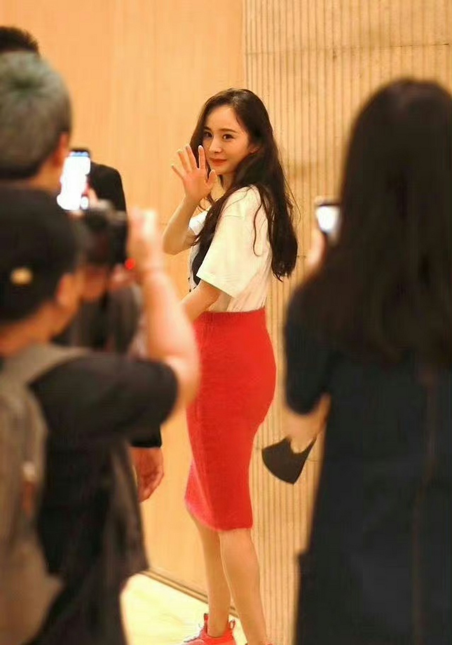 杨幂白色t恤搭红色包臀裙,少女感十足,很嫩啊!秒回18岁的既视感了!