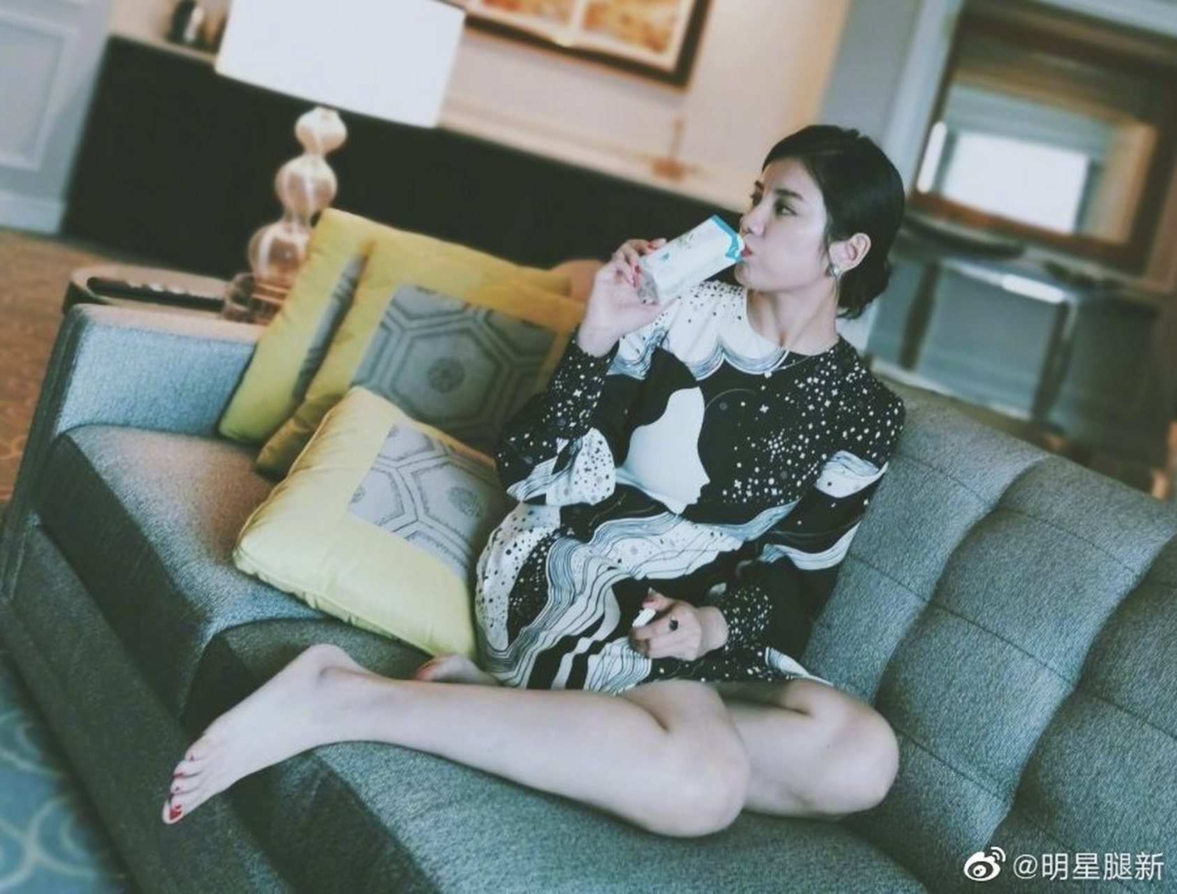 浙江卫视主持人伊一细腿长