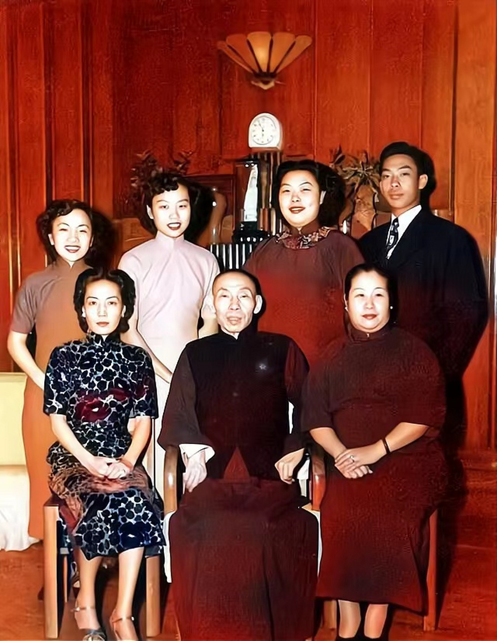 1936年,杜月笙和四姨太姚玉兰,五姨太孟小冬的合影,不过此时杜月笙还