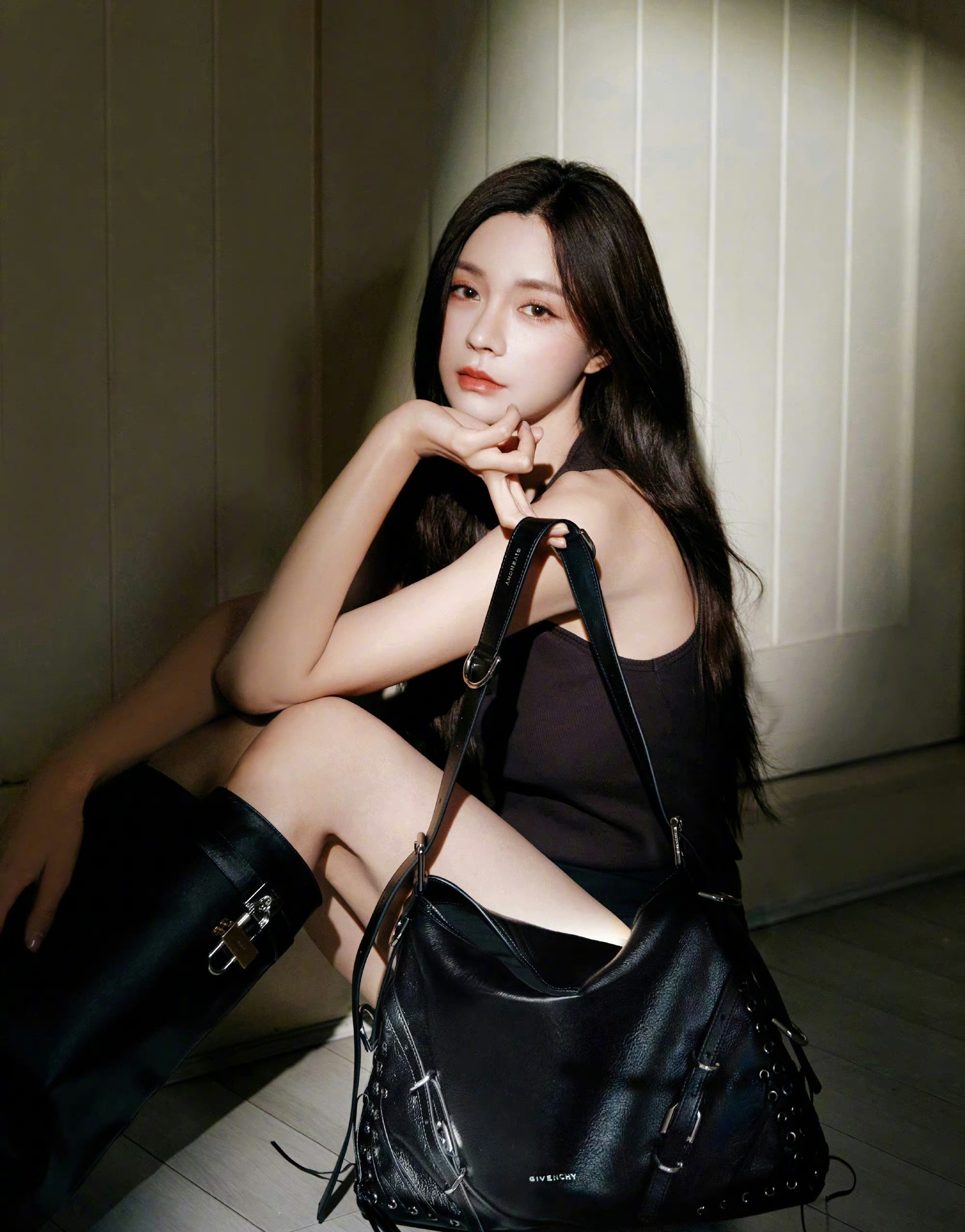 沈梦辰,小背心搭配黑短裙,美人美腿,美丽动人!