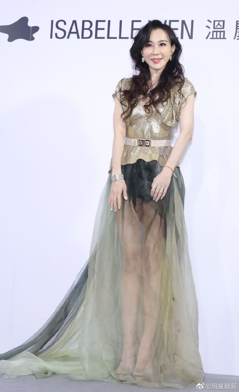 萧蔷内穿牛仔热裤外穿超薄纱裙美腿