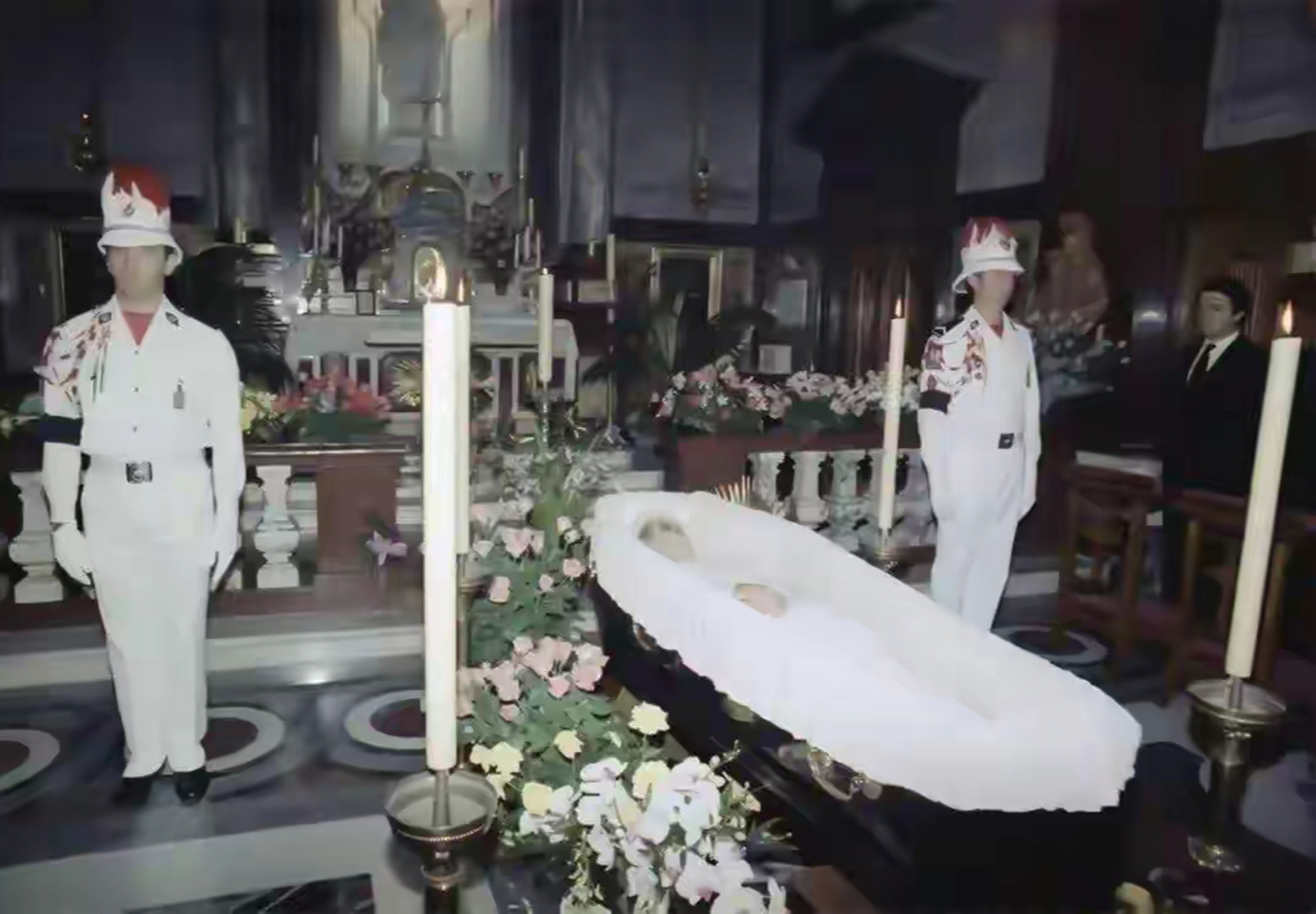 1997年,戴安娜遗体躺在365斤重的铅棺里