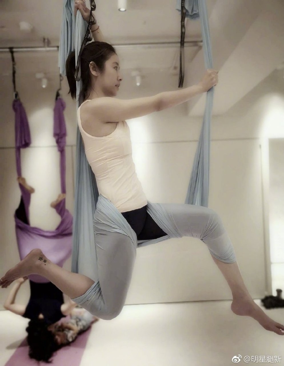 更全面的姿势林心如练绸吊舞露纹身脚