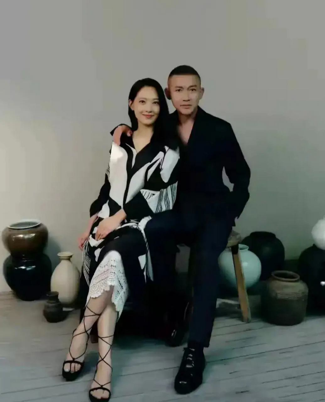 著名演员聂远夫妻俩同框,虽然不知道他的妻子是哪位明星?