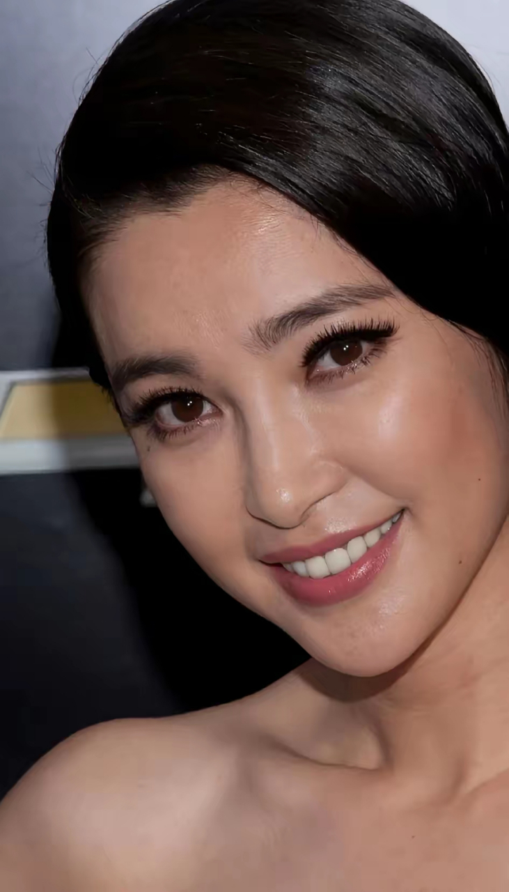 近距离看李冰冰真漂亮,这是没有美颜没有化妆,一双水汪汪的大眼睛太美