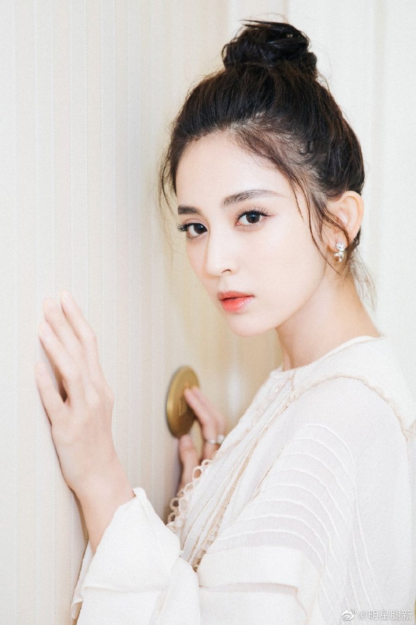 美女明星古力娜扎身着高腰连衣裙 丸子头可爱笑容甜美