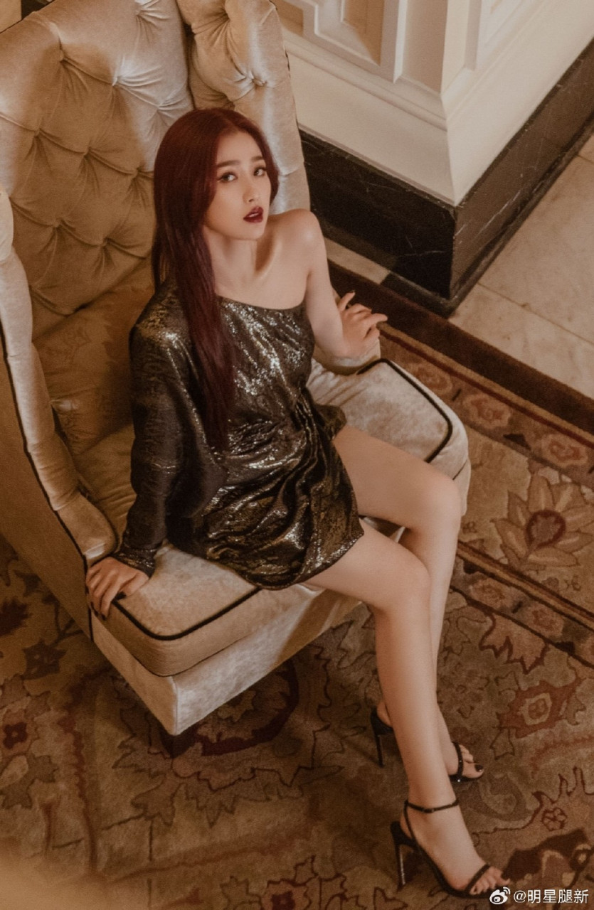 虞书欣魅惑红发造型秀长腿出席ysl高定时妆发布会现