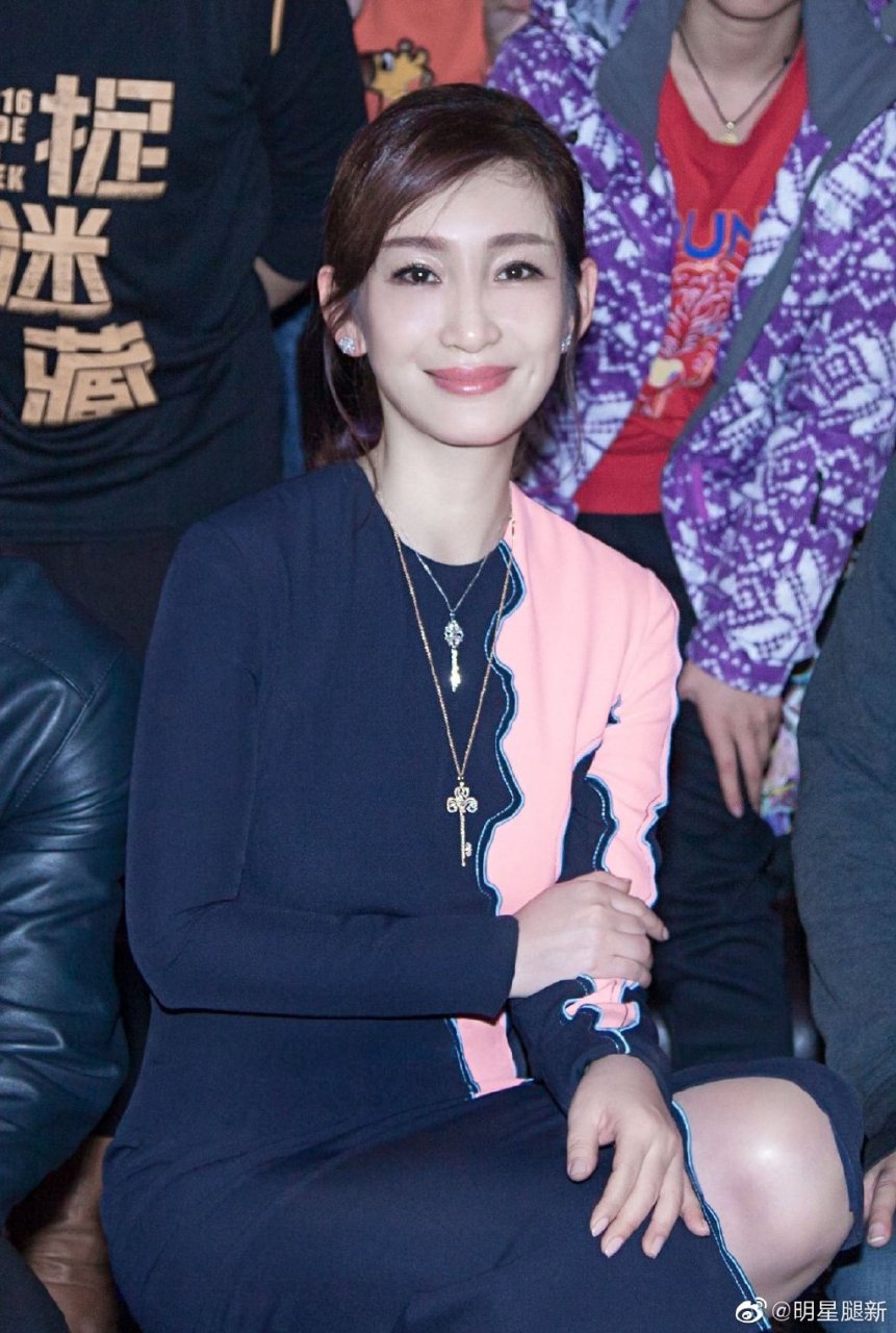 成熟魅丽女星秦海璐脚踩防水台露趾高跟宣传新电影