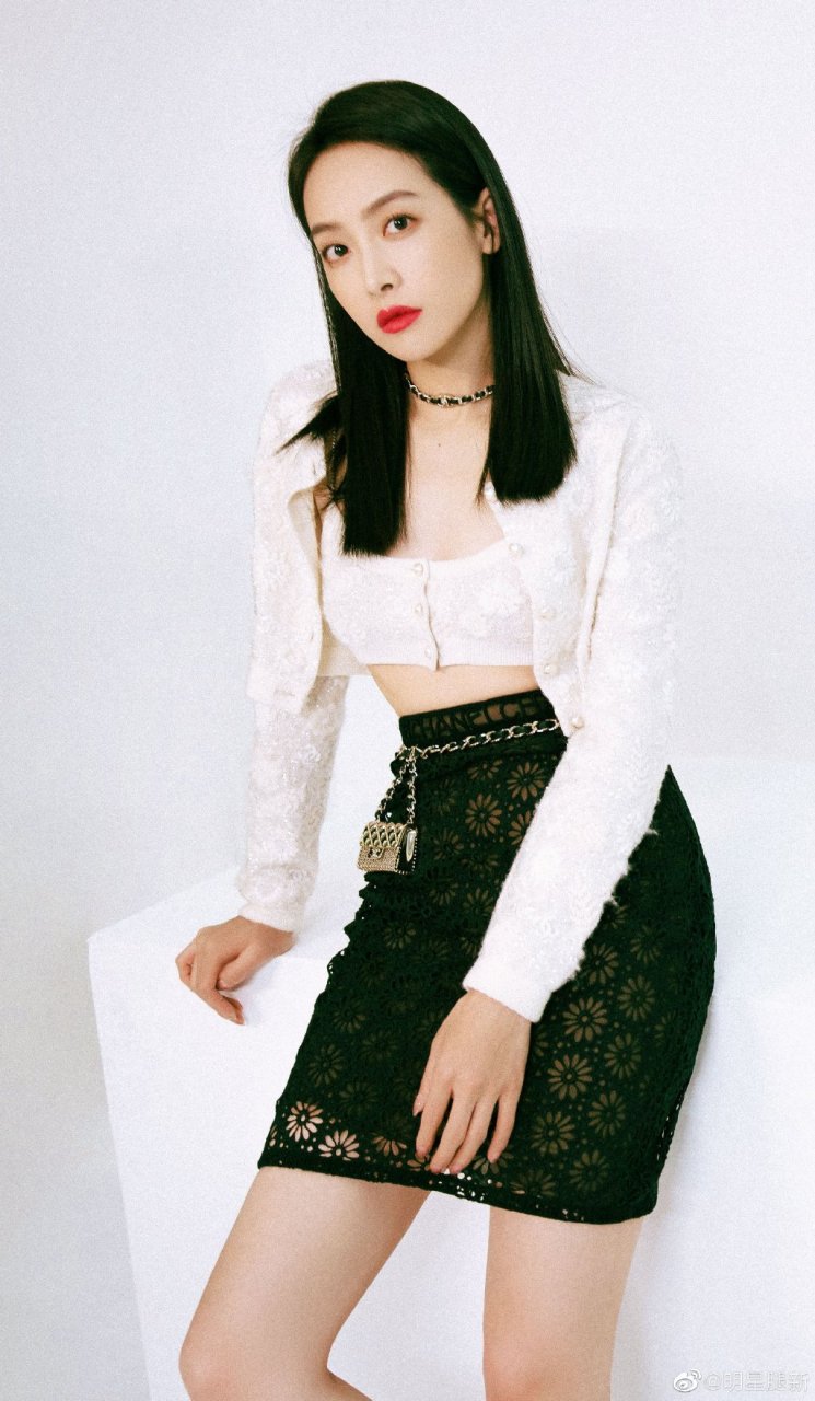 长发女艺人宋茜拥有一双漂亮的长腿