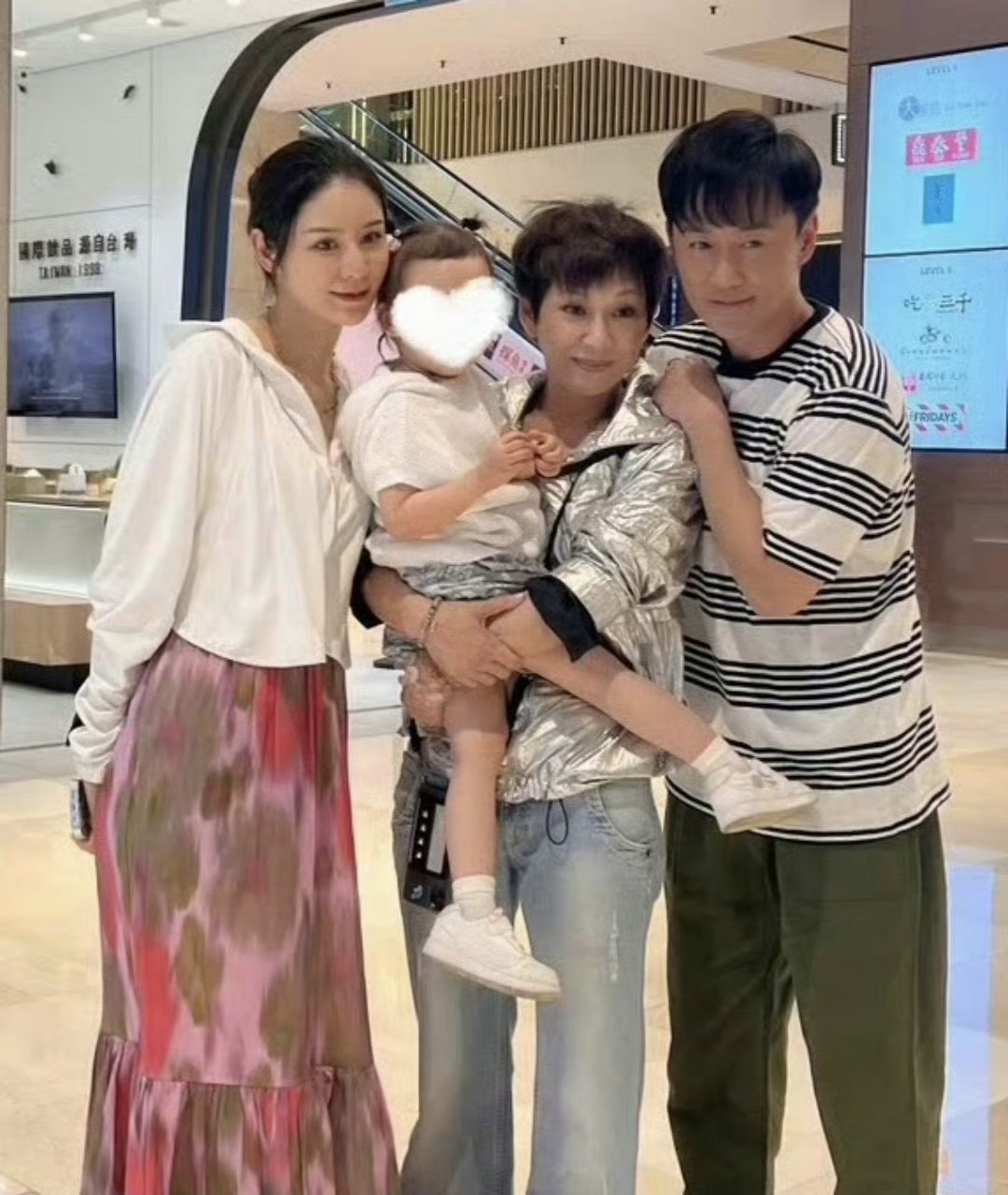 林峯和张馨月带着女儿外出吃饭