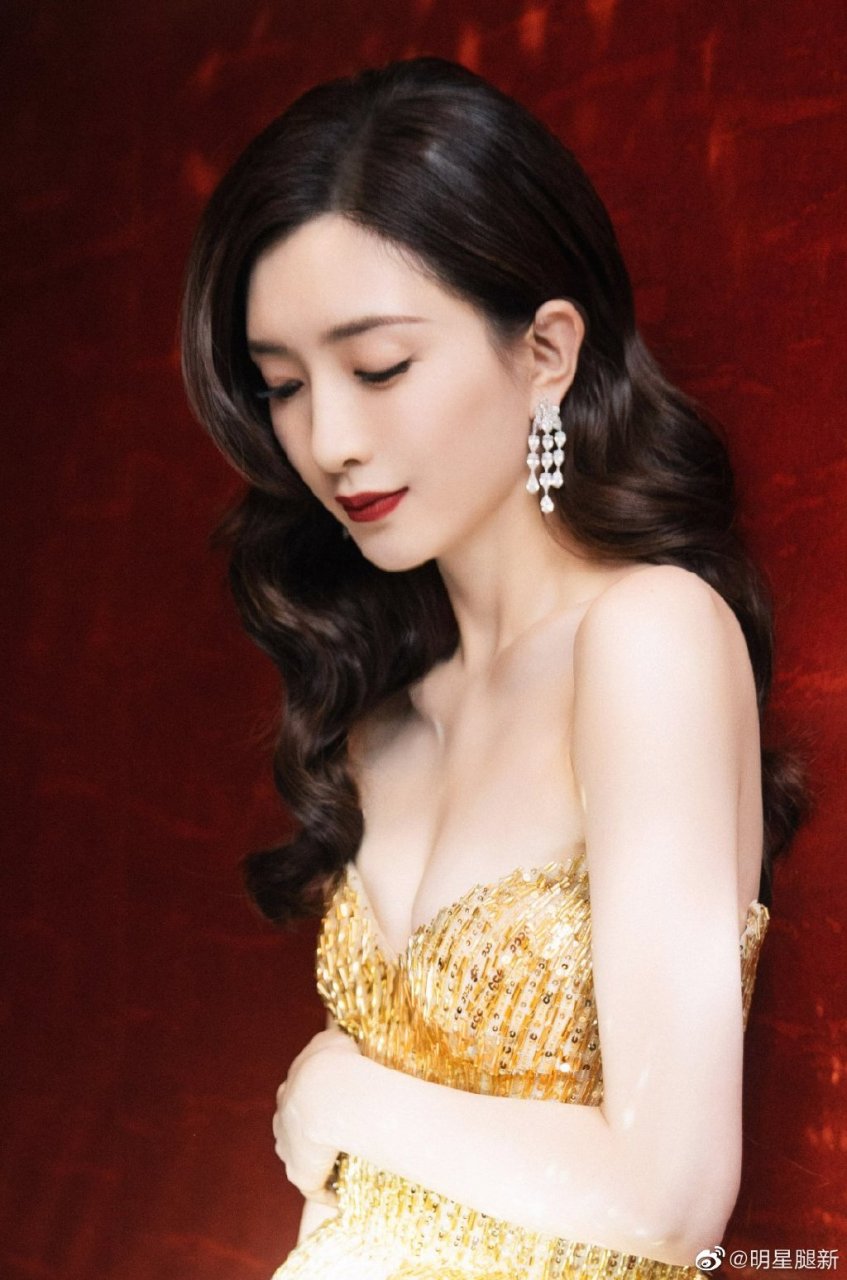 江疏影一袭鎏金亮片低胸礼服爱秀美沟