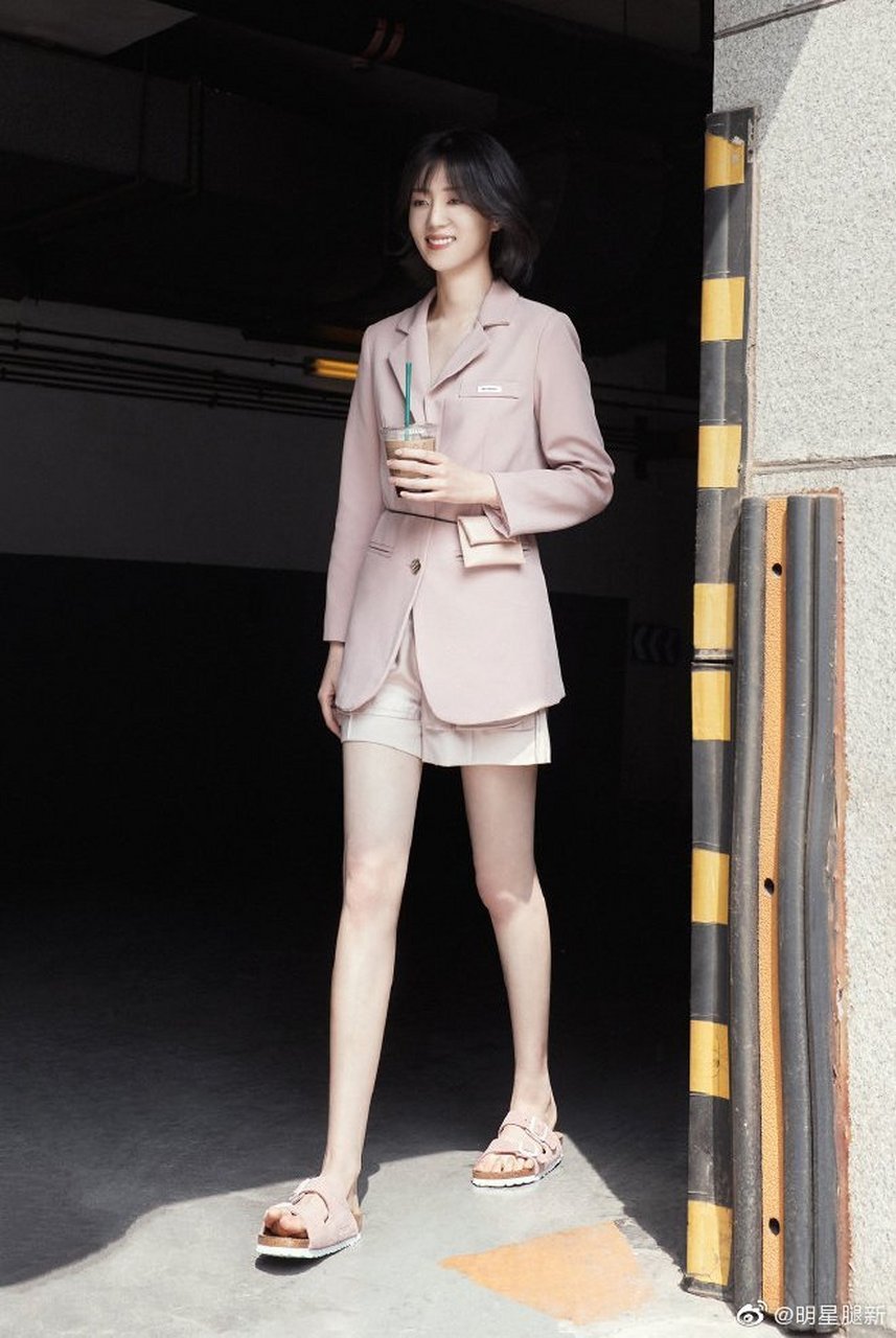 李溪芮的大长腿美的无处安放