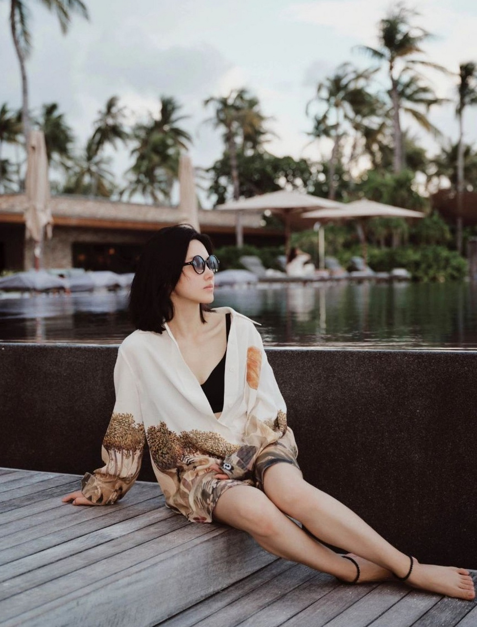 杨子珊沙滩随拍美照,美腿与小脚丫太抢镜了