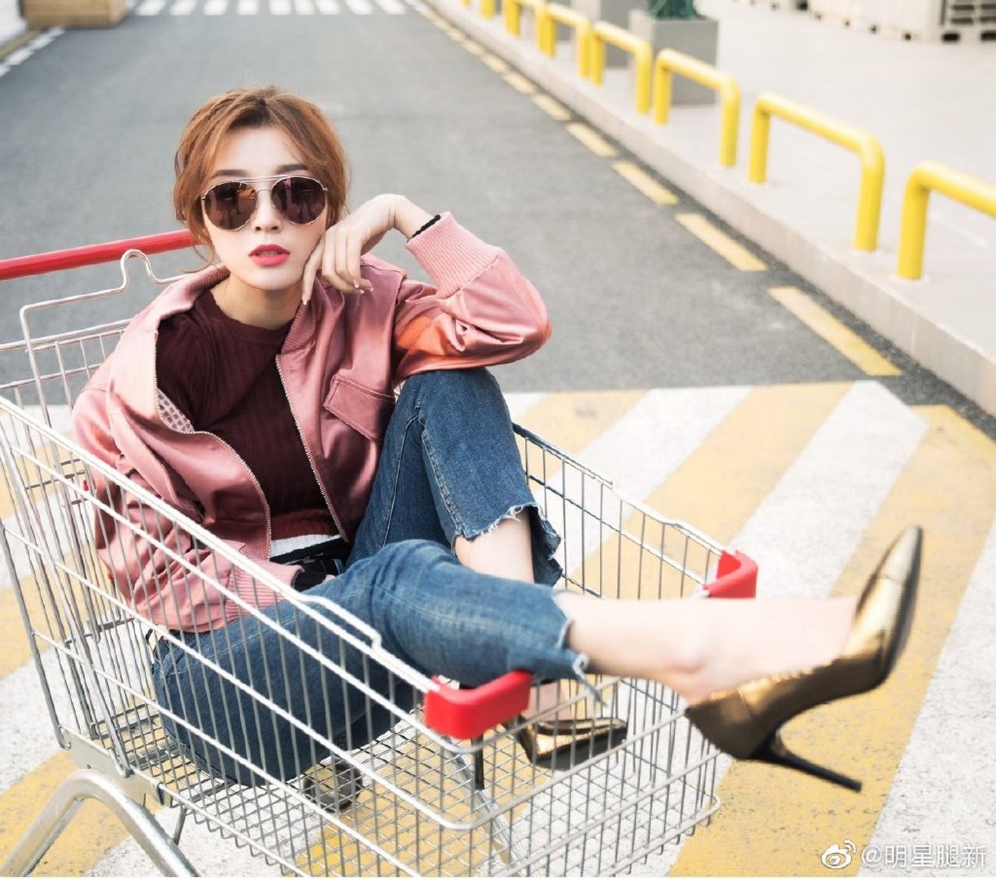 高晓菲躺在购物车里