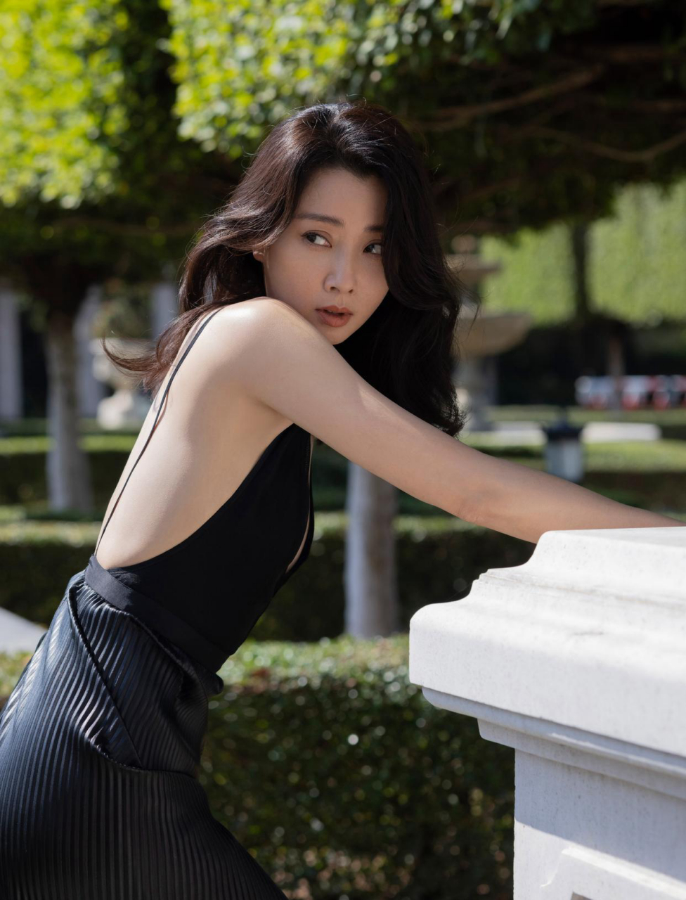 殷桃,宝刀未老,穿深v秀身材