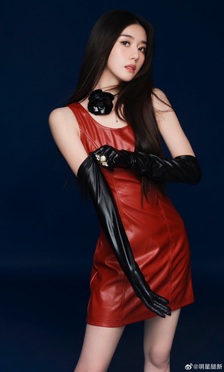 时髦女郎李凯馨穿红色皮裙配高跟长靴媚力四