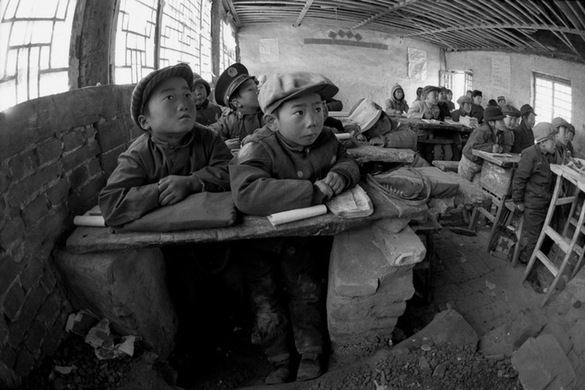 1991年的中国西部农村,一张照片记录下了一个在教室读书的孩子的影像