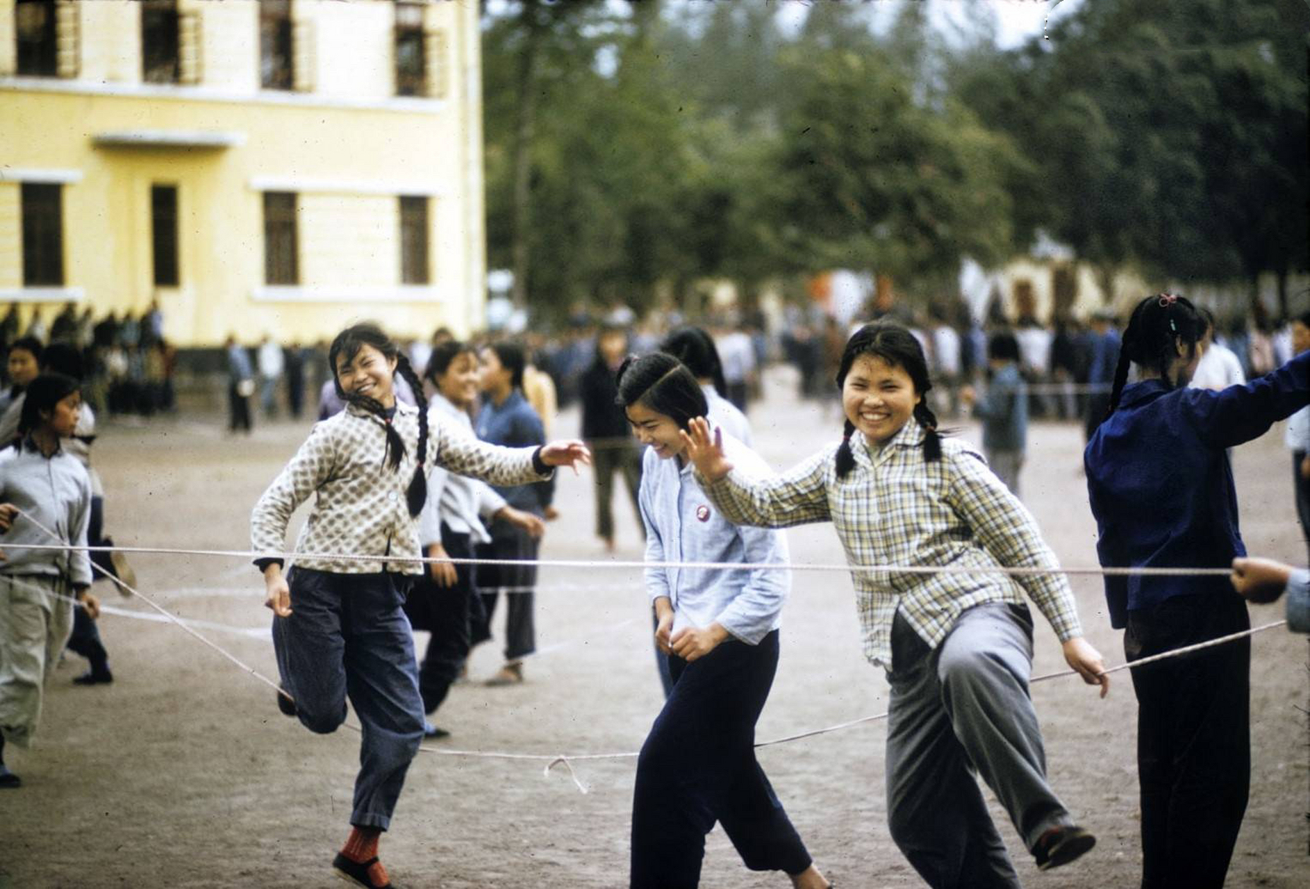 答案毋庸置疑是跳皮筋游戏,这张照片就真实记录了当时的场景,也是一代