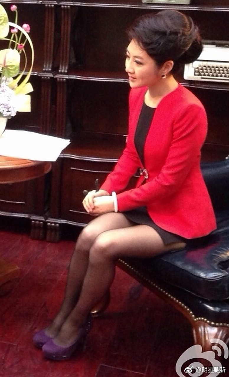 气质主持人孙维黑丝高跟采访商界精英